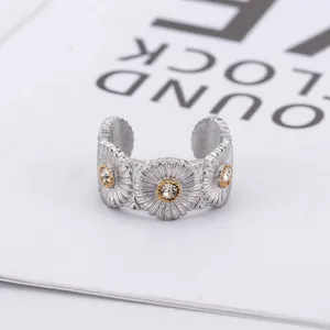 Bague ouverte en acier inoxydable avec marguerites dorées 18K et pierres en zircon
