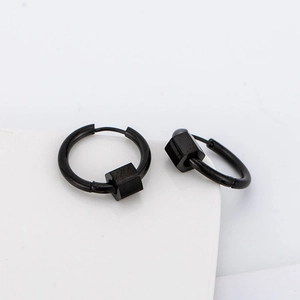 Boucles d'oreilles créoles géométriques noires avec breloques cubes en acier titane pour femme