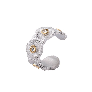 Bague marguerite en relief en acier inoxydable avec centre en cristal et anneau argenté
