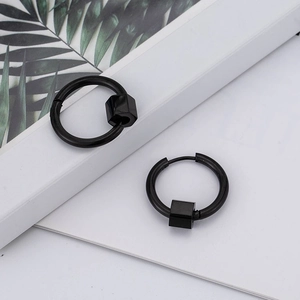 Boucles d'oreilles créoles noires géométriques avec pendentifs cubes sur fond blanc