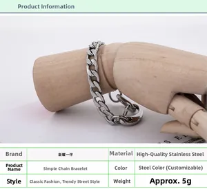 Détail d'un bracelet gourmette minimaliste en acier de 5g sur un modèle de main en bois
