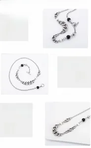 Vue détaillée du fermoir OT et des maillons perlés sur collier en acier titane 316L