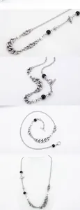Vue détaillée du collier punk avec perles mixtes, perles noires et fermoir à bascule OT