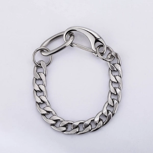 Bracelet gourmette argenté en acier inoxydable de style industriel avec grand mousqueton
