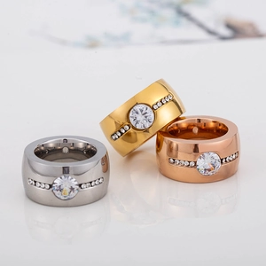 Luxurious 18K gold plated men's titanium steel ring set with zircon and side diamonds