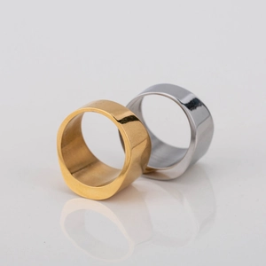 Minimalistische brede ringen van 18K goud en gepolijst roestvrij staal voor heren