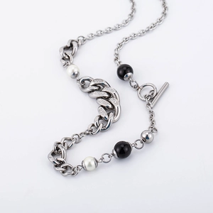 Collier punk argenté avec perles blanches et noires et strass sur chaînes cubaines