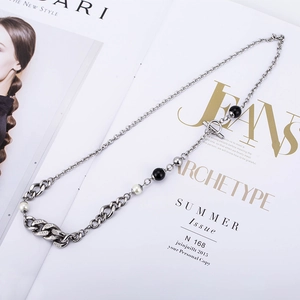 Collier punk avec perles, billes noires et chaîne en strass sur magazine de mode