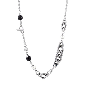 Collier punk argenté avec perles noires, perles blanches et fermoir en T élégant