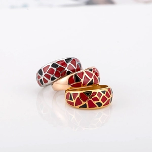 Ensemble de trois bagues en acier titane avec motifs mosaïques en émail rouge et noir