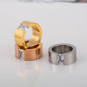 Anillo de hombre en acero inoxidable chapado en oro 18K con circón rectangular set