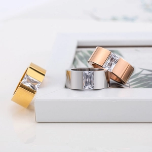 Anillos para hombre en acero de titanio chapado en oro de 18K con circonitas rectangulares