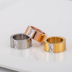 Anillos para hombre chapados en oro 18K de titanio con circonitas rectangulares