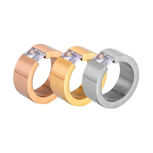Set de tres anillos de acero inoxidable para hombre con baño de oro de 18K y circón cuadrado