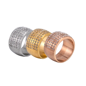 Bague large hip-hop pour homme en acier plaqué or avec six rangées de zircons brillants