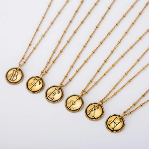 Vintage Halsketten mit 18K Goldbeschichtung und runden Buchstaben-Münzanhängern