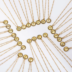 Kollektion von Retro 18K vergoldeten Titanstahl-Halsketten mit Alphabet-Anhängern