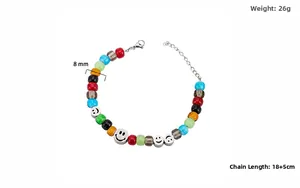 Dettaglio dei grani di vetro colorati da 8mm e ciondoli smiley sul bracciale in acciaio