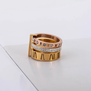 Set di anelli tre toni con numeri romani in oro, oro rosa e argento con cristalli