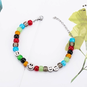 Bracciale di perle in vetro colorato in acciaio al titanio con ciondolo smiley e moschettone