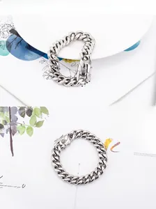 Makroaufnahme von silbernem Panzerarmband mit graviertem Verschluss auf Magazin