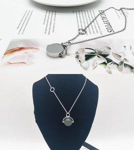 Collier avec pendentif circulaire rotatif Merci Paris et chaîne réglable en acier titane