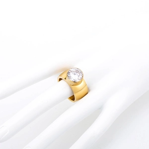 Anello da uomo a fascia larga in oro lucido con zircone bianco a castone rotondo