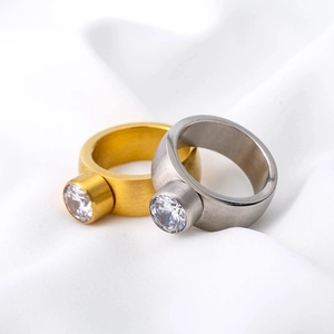 Anillos de pareja de acero de titanio geométricos con circón en acabados oro y plata