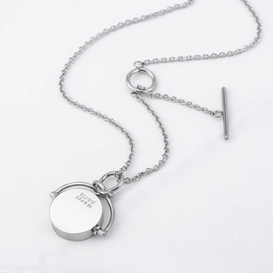 Collier minimaliste en acier titane avec disque gravé Merci Paris et fermoir à bascule OT