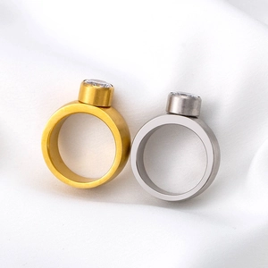 Anillos geométricos de acero de titanio con circonitas en acabados dorado y plateado