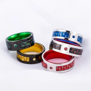 Bague pour Homme Moderne en Acier au Titane Texture Fibre de Carbone Strass Incrusté Bague Géométrique Bijoux Cadeau pour Hommes