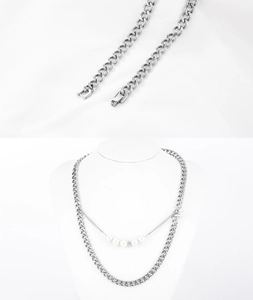 Détail d'un collier double épaisseur en acier titane avec pendentif H et perles