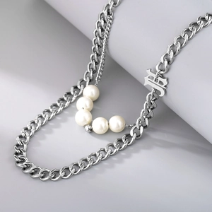 Collier Double Couche en Acier Inoxydable Avec Pendentif Lettre B Gothique Et Accents de Künstliche Perles Blanches Bijoux Style Hip Hop Street Unisexe