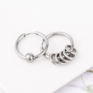 Boucles d'oreilles créoles asymétriques en acier titane avec perles et petits anneaux