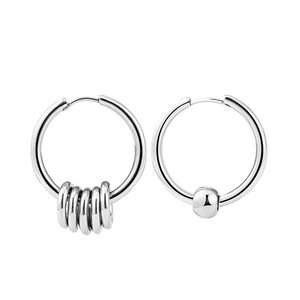 Boucles d'oreilles créoles asymétriques argentées avec anneaux et perle en métal poli