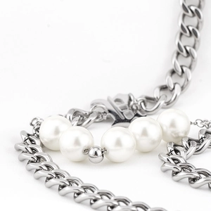 Collier cubain en acier titane hip-hop avec perles blanches et pendentif B argenté