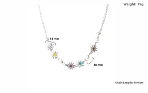 Dettaglio della collana con pendente a girasole con cristalli colorati e perle