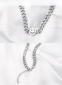 Dettaglio della collana a catena cubana argento con ciondolo smiley e chiusura a moschettone