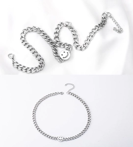 Dettaglio della collana a catena in acciaio argentato con ciondolo a faccina tonda