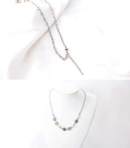 Dettagli della collana a girasole argento con strass colorati e piccole perle bianche