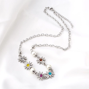 Collana in acciaio al titanio con girasoli di strass colorati, smiley e perle bianche