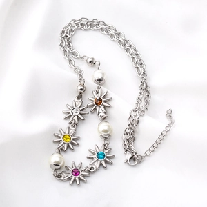 Collana in acciaio al titanio con pendenti a girasole, cristalli colorati e perle bianche