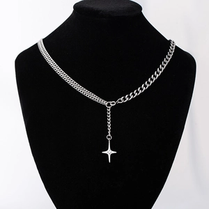 Punk-Stil Edelstahl Halskette mit doppelter Kette und glänzendem Sternanhänger auf Modell