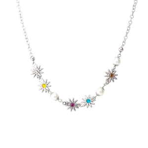 Collana in acciaio al titanio con girasoli di cristallo colorato, perle e ciondoli smiley