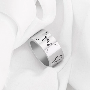 Bague large punk en acier argenté avec icônes graffiti noires et motifs souriants