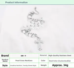Détail d'un collier de perles et acier inoxydable avec un pendentif croix en strass