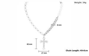 Détail du collier de perles et chaîne en acier avec dimensions du pendentif croix