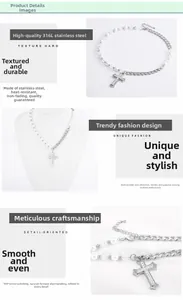 Vue détaillée du collier à croix en acier 316L avec perles et strass scintillants