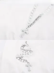 Détail du collier punk en titane avec croix, perles et strass brillants décoratifs
