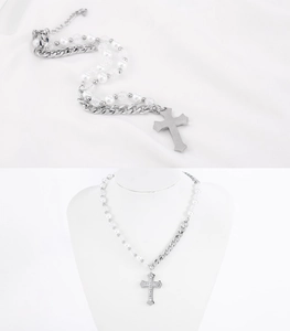 Détail du collier punk avec perles, chaîne cubaine et un pendentif en croix de cristal